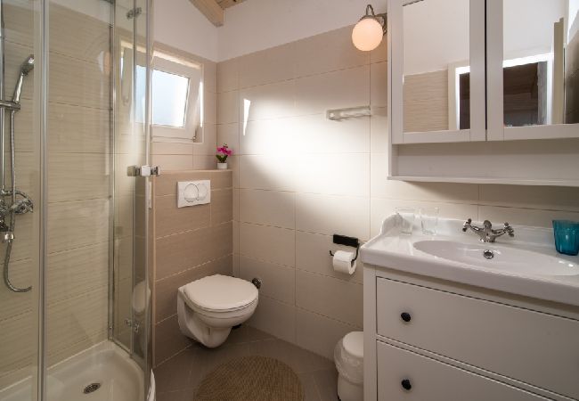 Casa a Vrbnik - Casa di vacanza in Vrbnik con terrazzo, Climatizzazione, WIFI, Lavatrice (4770-1) Casa a Vrbnik - Casa di vacanza in Vrbnik con terrazzo, Climatizzazione, WIFI, Lavatrice (4770-1)