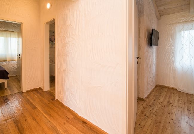 Casa a Vrbnik - Casa di vacanza in Vrbnik con terrazzo, Climatizzazione, WIFI, Lavatrice (4770-1) Casa a Vrbnik - Casa di vacanza in Vrbnik con terrazzo, Climatizzazione, WIFI, Lavatrice (4770-1)
