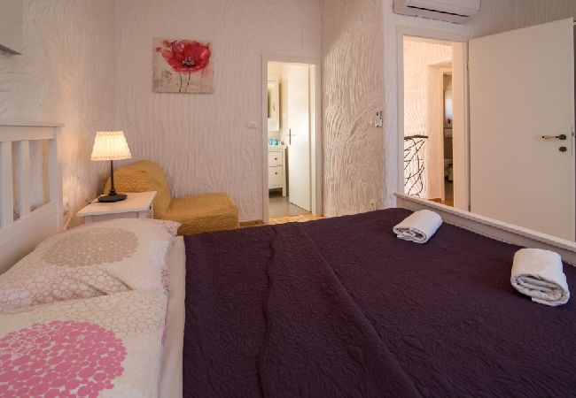 Casa a Vrbnik - Casa di vacanza in Vrbnik con terrazzo, Climatizzazione, WIFI, Lavatrice (4770-1) Casa a Vrbnik - Casa di vacanza in Vrbnik con terrazzo, Climatizzazione, WIFI, Lavatrice (4770-1)