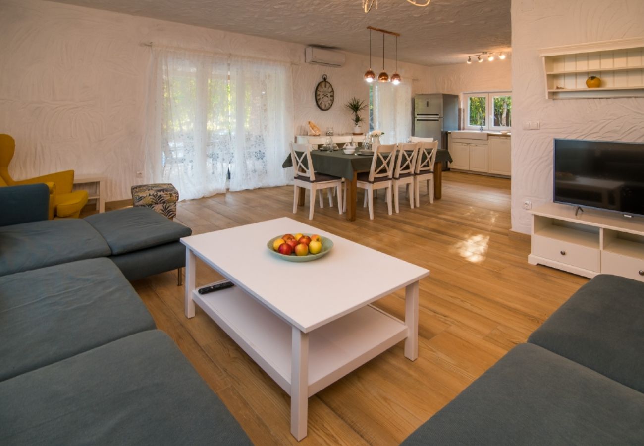 Casa a Vrbnik - Casa di vacanza in Vrbnik con terrazzo, Climatizzazione, WIFI, Lavatrice (4770-1)