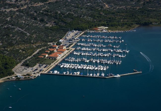 Appartamento a Nerezine - Appartamento in Nerezine con Climatizzazione, WIFI, Lavatrice, Lavastoviglie (4827-2) Appartamento a Nerezine - Appartamento in Nerezine con Climatizzazione, WIFI, Lavatrice, Lavastoviglie (4827-2)