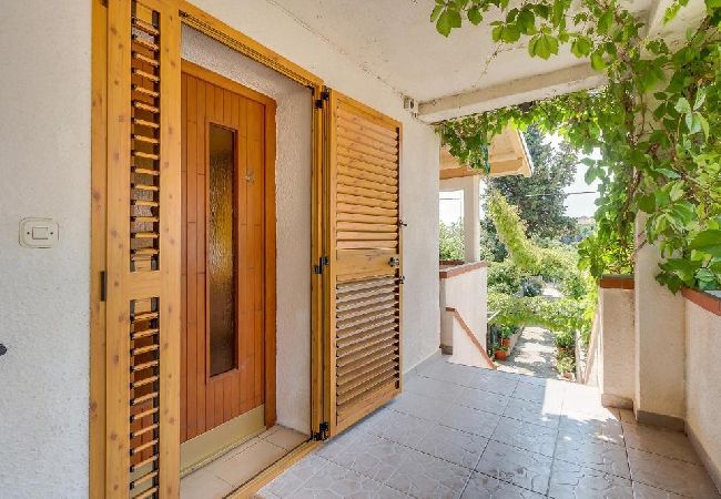 Appartamento a Nerezine - Appartamento in Nerezine con Climatizzazione, WIFI, Lavatrice, Lavastoviglie (4827-2) Appartamento a Nerezine - Appartamento in Nerezine con Climatizzazione, WIFI, Lavatrice, Lavastoviglie (4827-2)