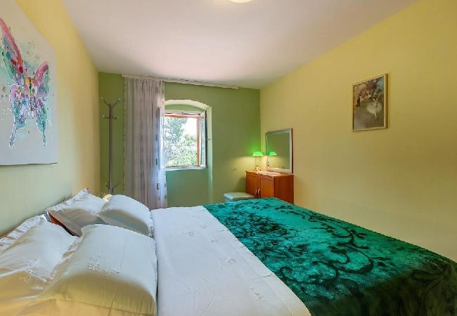 Appartamento a Nerezine - Appartamento in Nerezine con Climatizzazione, WIFI, Lavatrice, Lavastoviglie (4827-2) Appartamento a Nerezine - Appartamento in Nerezine con Climatizzazione, WIFI, Lavatrice, Lavastoviglie (4827-2)