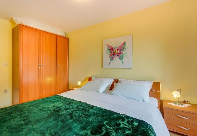 Appartamento a Nerezine - Appartamento in Nerezine con Climatizzazione, WIFI, Lavatrice, Lavastoviglie (4827-2) Appartamento a Nerezine - Appartamento in Nerezine con Climatizzazione, WIFI, Lavatrice, Lavastoviglie (4827-2)