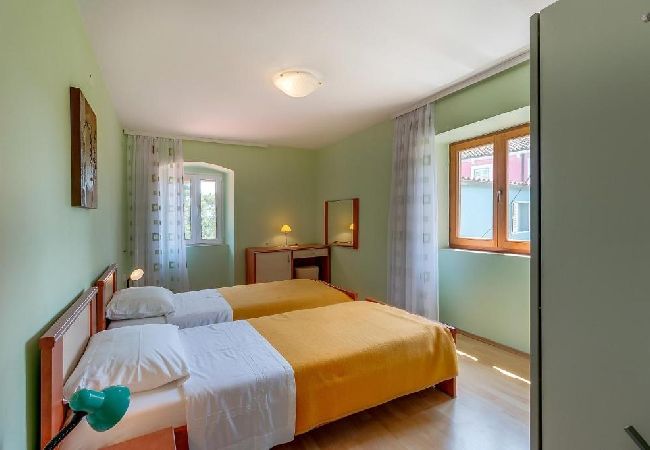 Appartamento a Nerezine - Appartamento in Nerezine con Climatizzazione, WIFI, Lavatrice, Lavastoviglie (4827-2) Appartamento a Nerezine - Appartamento in Nerezine con Climatizzazione, WIFI, Lavatrice, Lavastoviglie (4827-2)