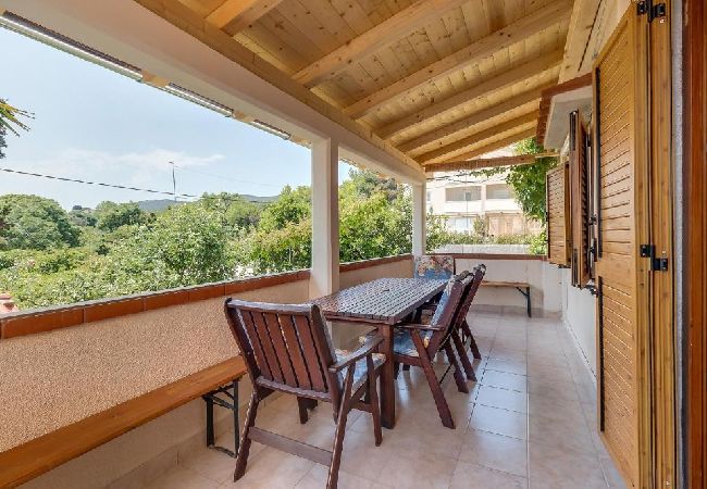 Appartamento a Nerezine - Appartamento in Nerezine con Climatizzazione, WIFI, Lavatrice, Lavastoviglie (4827-2) Appartamento a Nerezine - Appartamento in Nerezine con Climatizzazione, WIFI, Lavatrice, Lavastoviglie (4827-2)