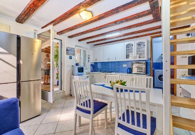 Appartamento a Nerezine - Appartamento in Nerezine con terrazzo, Climatizzazione, WIFI, Lavatrice (4827-3) Appartamento a Nerezine - Appartamento in Nerezine con terrazzo, Climatizzazione, WIFI, Lavatrice (4827-3)