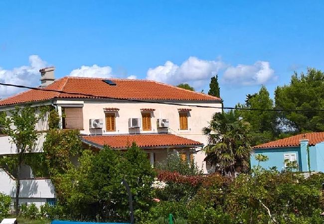 Appartamento a Nerezine - Appartamento in Nerezine con terrazzo, Climatizzazione, WIFI, Lavatrice (4827-3) Appartamento a Nerezine - Appartamento in Nerezine con terrazzo, Climatizzazione, WIFI, Lavatrice (4827-3)