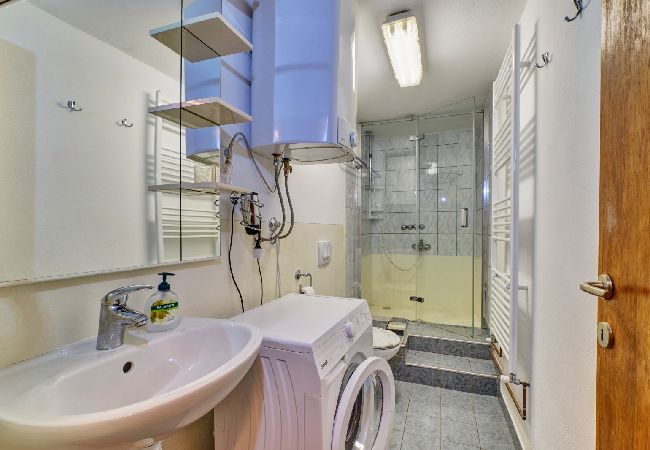 Studio a Nerezine - Appartamento Studio in Nerezine con balcone, Climatizzazione, WIFI, Lavatrice (4827-4) Studio a Nerezine - Appartamento Studio in Nerezine con balcone, Climatizzazione, WIFI, Lavatrice (4827-4)