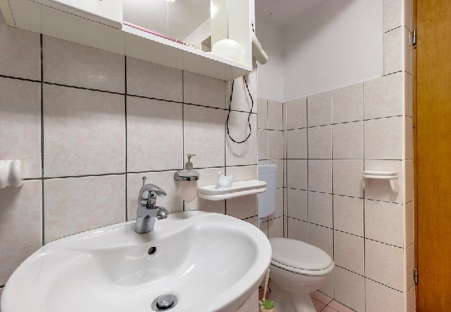 Affitto per camere a Nerezine - Camera in Nerezine con terrazzo, WIFI (4827-5) Affitto per camere a Nerezine - Camera in Nerezine con terrazzo, WIFI (4827-5)