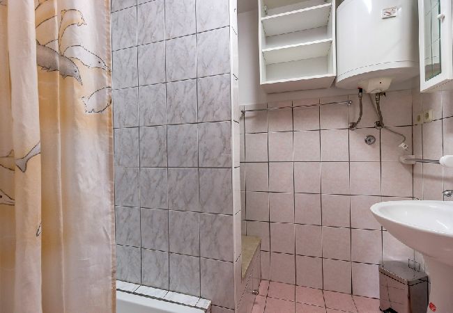 Affitto per camere a Nerezine - Camera in Nerezine con terrazzo, WIFI (4827-5) Affitto per camere a Nerezine - Camera in Nerezine con terrazzo, WIFI (4827-5)