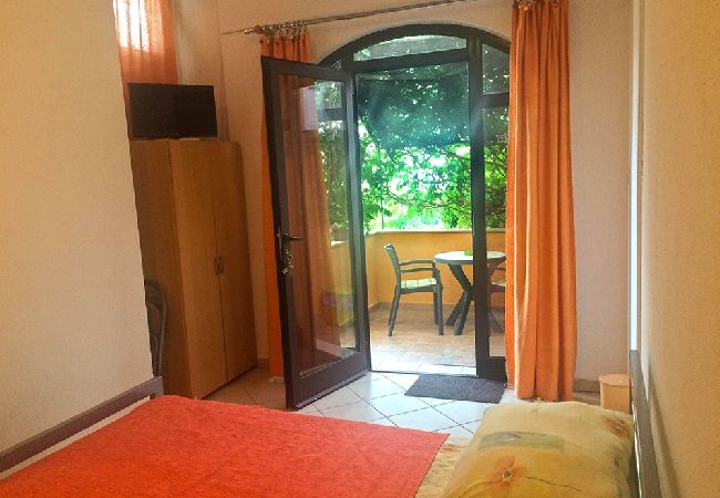Studio a Lopar - Appartamento Studio in Loparo (Lopar) con balcone, Climatizzazione, WIFI (4842-5) Studio a Lopar - Appartamento Studio in Loparo (Lopar) con balcone, Climatizzazione, WIFI (4842-5)