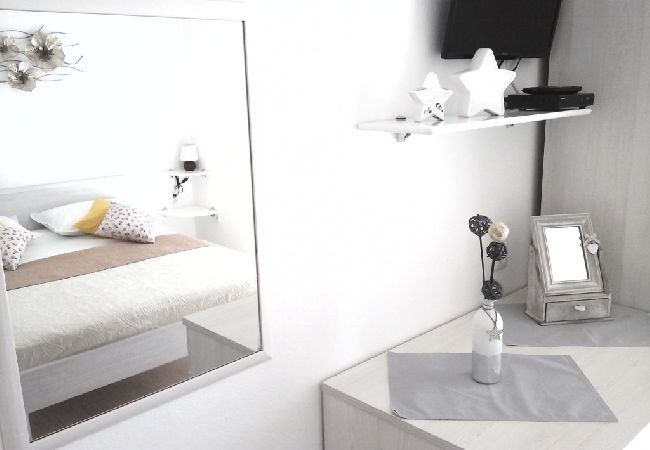 Affitto per camere a Hvar - Camera in Lesina (Hvar) con vista mare, balcone, Climatizzazione, WIFI (4858-2) Affitto per camere a Hvar - Camera in Lesina (Hvar) con vista mare, balcone, Climatizzazione, WIFI (4858-2)