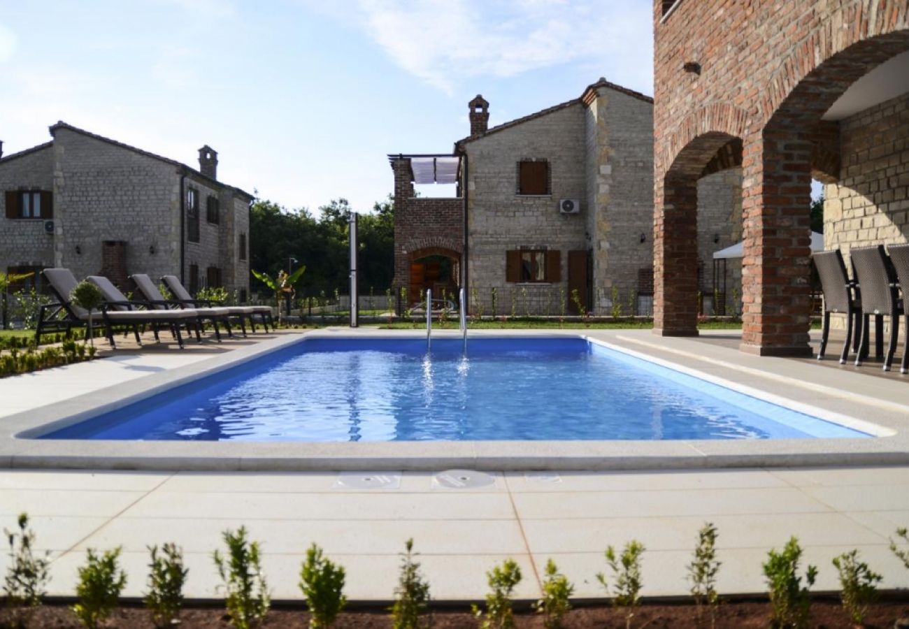 Casa a Svetvincenat - Casa di vacanza in Sanvincenti (Svetvincenat) con terrazzo, Climatizzazione, WIFI, Lavatrice (4843-1)