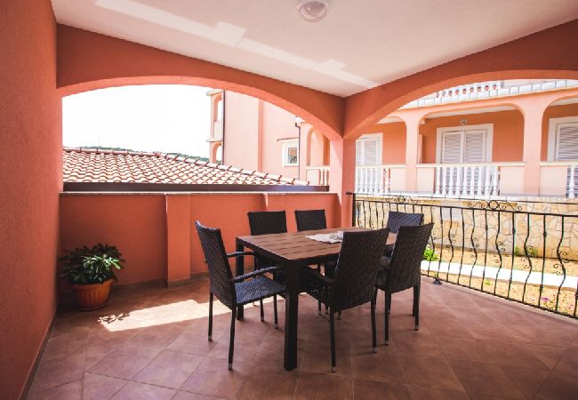 Appartamento a Lopar - Appartamento in Loparo (Lopar) con balcone, Climatizzazione, WIFI, Lavatrice (4885-1) Appartamento a Lopar - Appartamento in Loparo (Lopar) con balcone, Climatizzazione, WIFI, Lavatrice (4885-1)