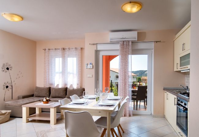 Appartamento a Lopar - Appartamento in Loparo (Lopar) con balcone, Climatizzazione, WIFI, Lavatrice (4885-2) Appartamento a Lopar - Appartamento in Loparo (Lopar) con balcone, Climatizzazione, WIFI, Lavatrice (4885-2)