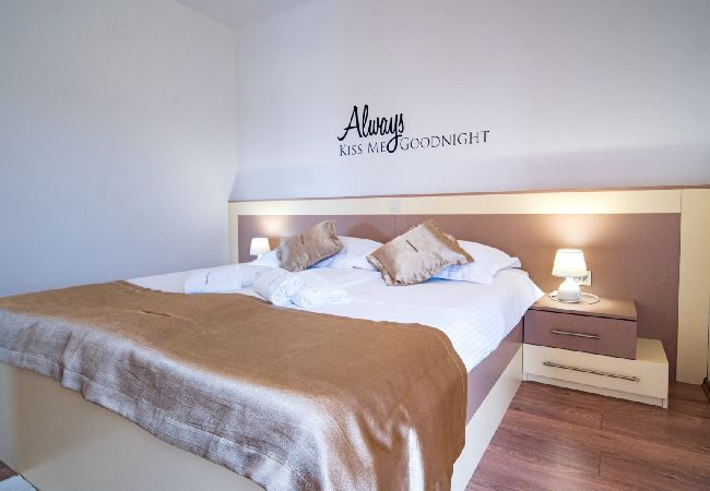 Appartamento a Lopar - Appartamento in Loparo (Lopar) con balcone, Climatizzazione, WIFI, Lavatrice (4885-2) Appartamento a Lopar - Appartamento in Loparo (Lopar) con balcone, Climatizzazione, WIFI, Lavatrice (4885-2)