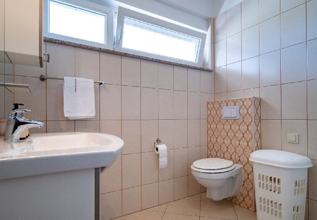 Appartamento a Lopar - Appartamento in Loparo (Lopar) con balcone, Climatizzazione, WIFI, Lavatrice (4885-2) Appartamento a Lopar - Appartamento in Loparo (Lopar) con balcone, Climatizzazione, WIFI, Lavatrice (4885-2)