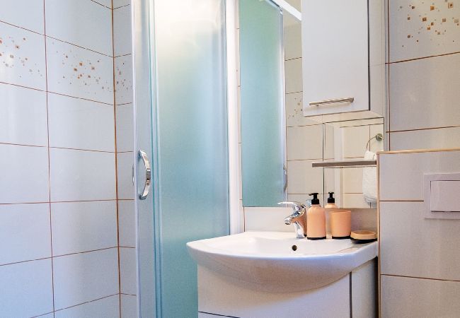 Appartamento a Lopar - Appartamento in Loparo (Lopar) con balcone, Climatizzazione, WIFI, Lavatrice (4885-2) Appartamento a Lopar - Appartamento in Loparo (Lopar) con balcone, Climatizzazione, WIFI, Lavatrice (4885-2)