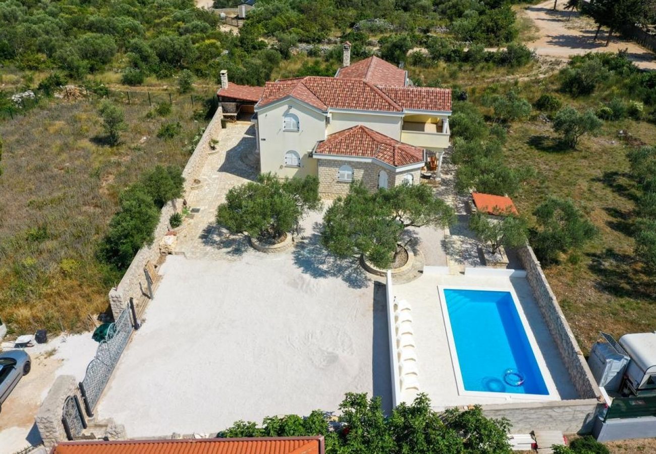 Casa a Drage - Casa di vacanza in Drage con terrazzo, Climatizzazione, WIFI, Lavatrice (4884-1)