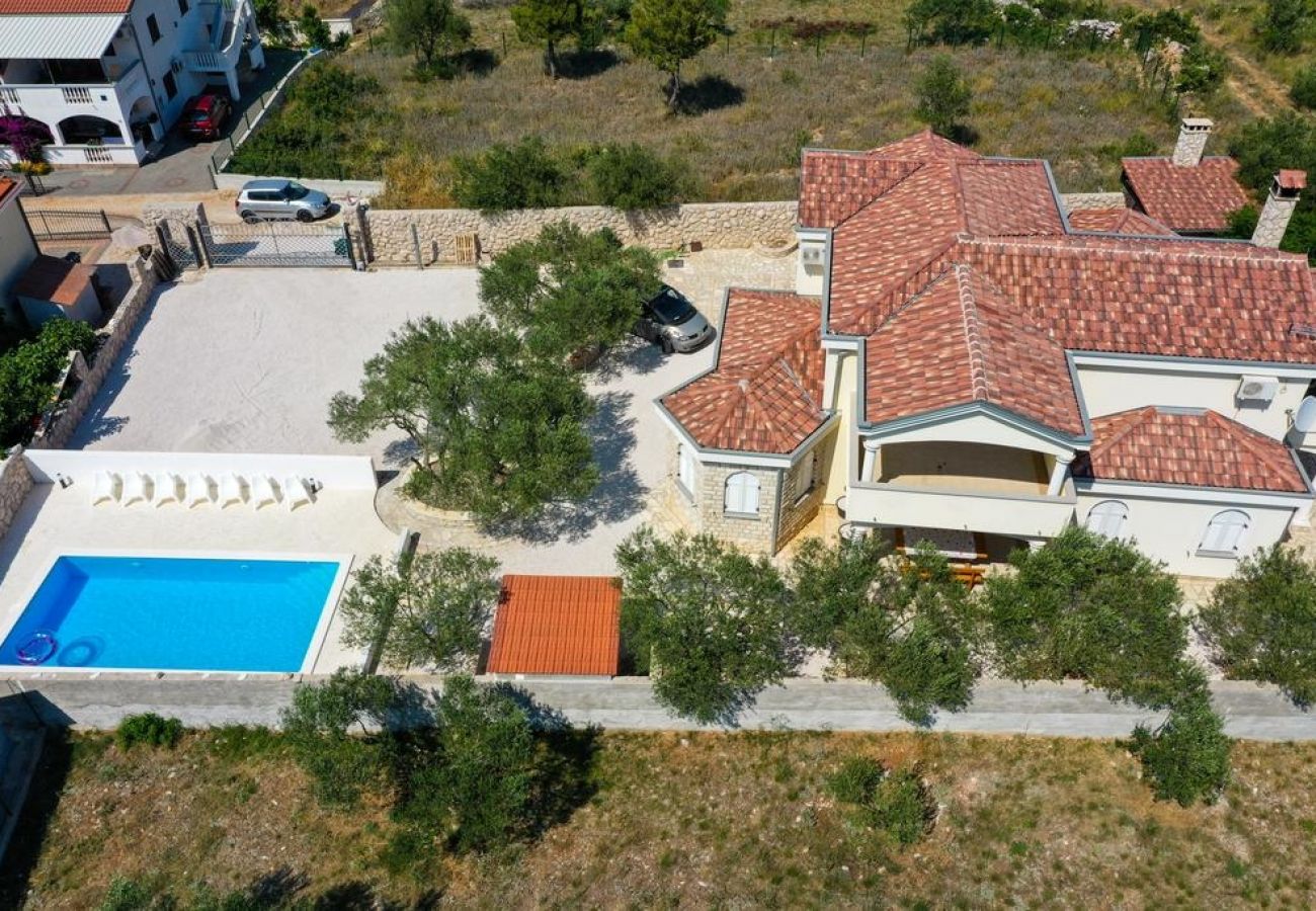 Casa a Drage - Casa di vacanza in Drage con terrazzo, Climatizzazione, WIFI, Lavatrice (4884-1)