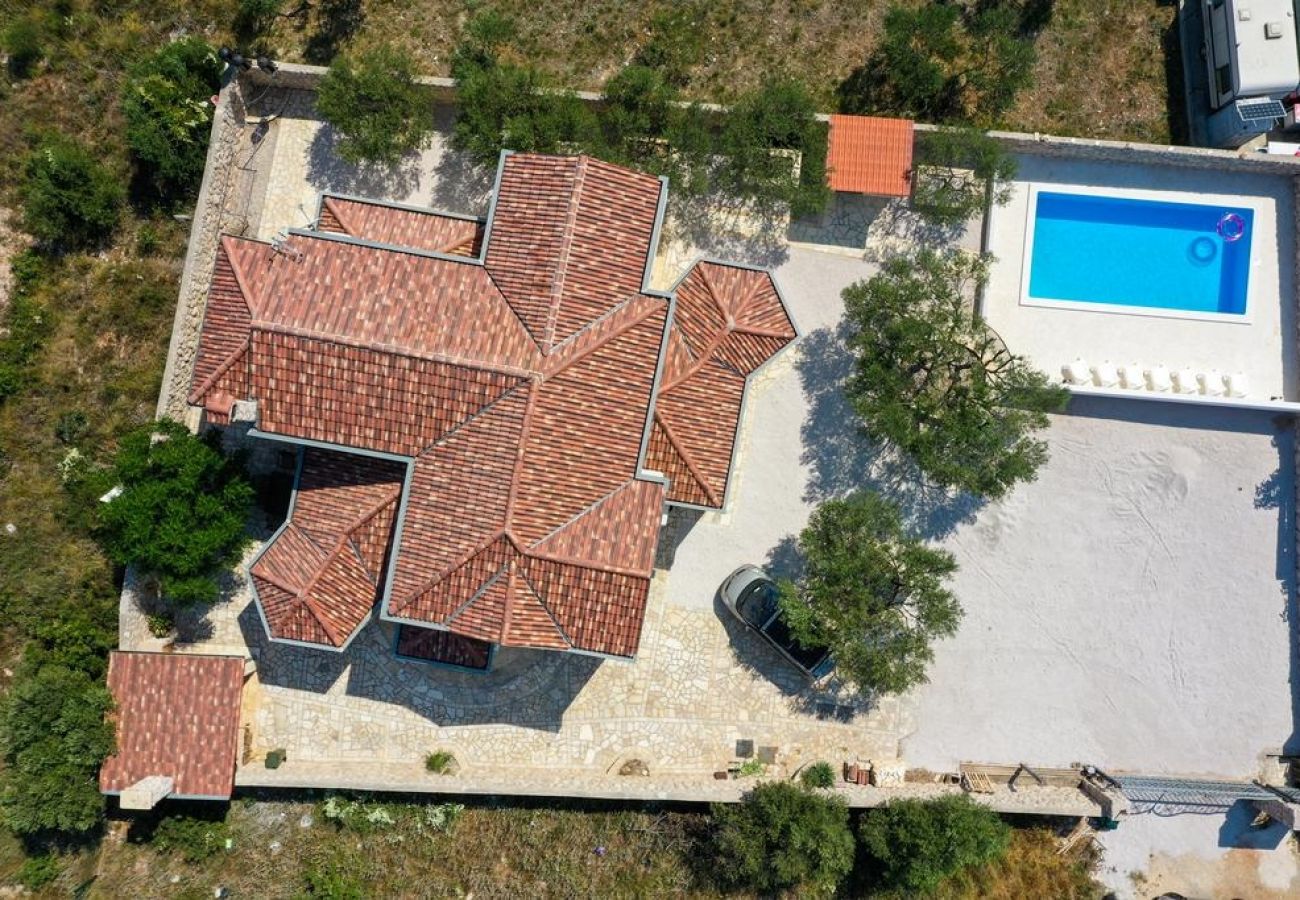 Casa a Drage - Casa di vacanza in Drage con terrazzo, Climatizzazione, WIFI, Lavatrice (4884-1)