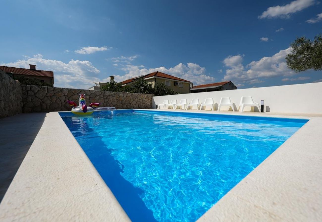 Casa a Drage - Casa di vacanza in Drage con terrazzo, Climatizzazione, WIFI, Lavatrice (4884-1)