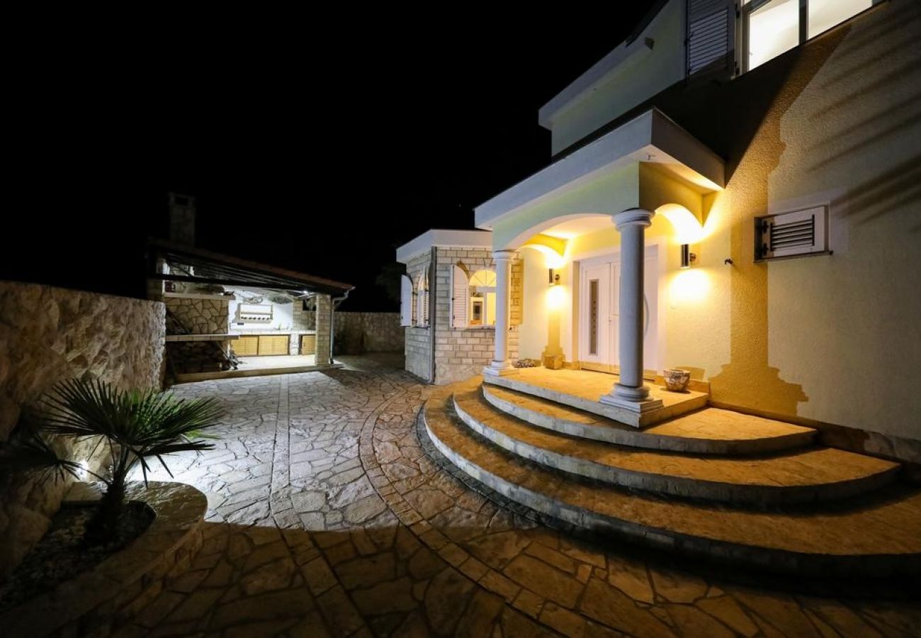 Casa a Drage - Casa di vacanza in Drage con terrazzo, Climatizzazione, WIFI, Lavatrice (4884-1)