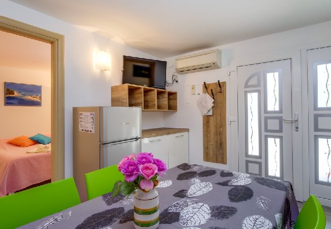 Appartamento a Mali Lošinj - Appartamento in Lussinpiccolo (Mali Losinj) con vista mare, balcone, Climatizzazione, WIFI (4896-3) Appartamento a Mali Lošinj - Appartamento in Lussinpiccolo (Mali Losinj) con vista mare, balcone, Climatizzazione, WIFI (4896-3)