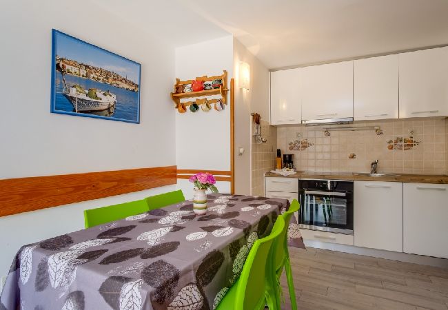 Appartamento a Mali Lošinj - Appartamento in Lussinpiccolo (Mali Losinj) con vista mare, balcone, Climatizzazione, WIFI (4896-3) Appartamento a Mali Lošinj - Appartamento in Lussinpiccolo (Mali Losinj) con vista mare, balcone, Climatizzazione, WIFI (4896-3)