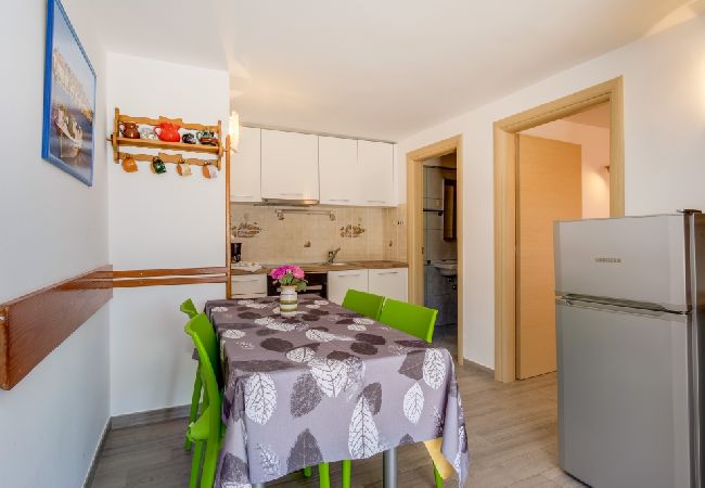 Appartamento a Mali Lošinj - Appartamento in Lussinpiccolo (Mali Losinj) con vista mare, balcone, Climatizzazione, WIFI (4896-3) Appartamento a Mali Lošinj - Appartamento in Lussinpiccolo (Mali Losinj) con vista mare, balcone, Climatizzazione, WIFI (4896-3)