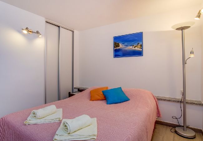 Appartamento a Mali Lošinj - Appartamento in Lussinpiccolo (Mali Losinj) con vista mare, balcone, Climatizzazione, WIFI (4896-3) Appartamento a Mali Lošinj - Appartamento in Lussinpiccolo (Mali Losinj) con vista mare, balcone, Climatizzazione, WIFI (4896-3)