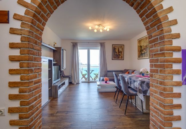 Appartamento a Mali Lošinj - Appartamento in Lussinpiccolo (Mali Losinj) con vista mare, balcone, Climatizzazione, WIFI (4896-2) Appartamento a Mali Lošinj - Appartamento in Lussinpiccolo (Mali Losinj) con vista mare, balcone, Climatizzazione, WIFI (4896-2)