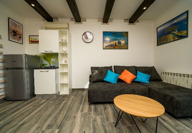 Appartamento a Mali Lošinj - Appartamento in Lussinpiccolo (Mali Losinj) con vista mare, balcone, Climatizzazione, WIFI (4896-1) Appartamento a Mali Lošinj - Appartamento in Lussinpiccolo (Mali Losinj) con vista mare, balcone, Climatizzazione, WIFI (4896-1)