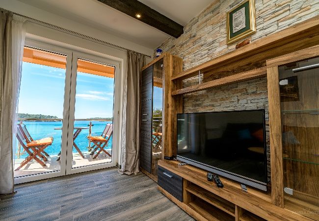 Appartamento a Mali Lošinj - Appartamento in Lussinpiccolo (Mali Losinj) con vista mare, balcone, Climatizzazione, WIFI (4896-1) Appartamento a Mali Lošinj - Appartamento in Lussinpiccolo (Mali Losinj) con vista mare, balcone, Climatizzazione, WIFI (4896-1)