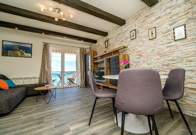 Appartamento a Mali Lošinj - Appartamento in Lussinpiccolo (Mali Losinj) con vista mare, balcone, Climatizzazione, WIFI (4896-1) Appartamento a Mali Lošinj - Appartamento in Lussinpiccolo (Mali Losinj) con vista mare, balcone, Climatizzazione, WIFI (4896-1)