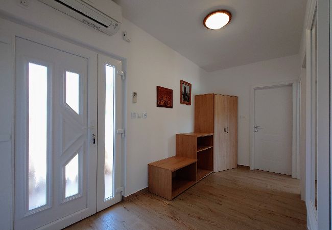 Appartamento a Kampor - Appartamento in Kampor con vista mare, balcone, Climatizzazione, WIFI (4838-1) Appartamento a Kampor - Appartamento in Kampor con vista mare, balcone, Climatizzazione, WIFI (4838-1)