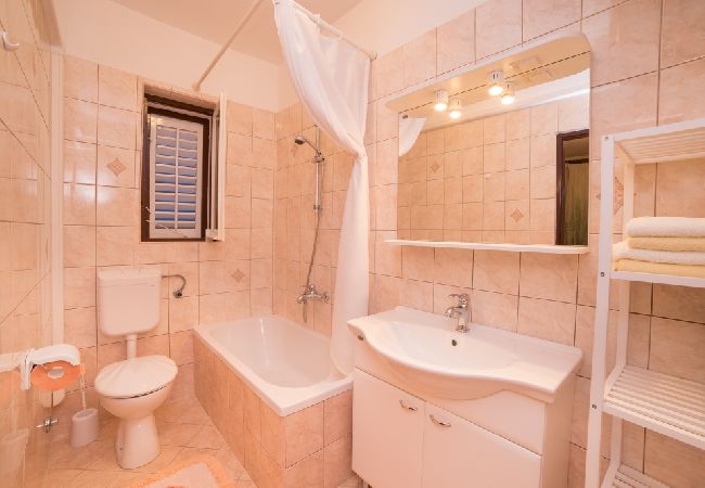 Appartamento a Kampor - Appartamento in Kampor con vista mare, balcone, Climatizzazione, WIFI (4838-2) Appartamento a Kampor - Appartamento in Kampor con vista mare, balcone, Climatizzazione, WIFI (4838-2)
