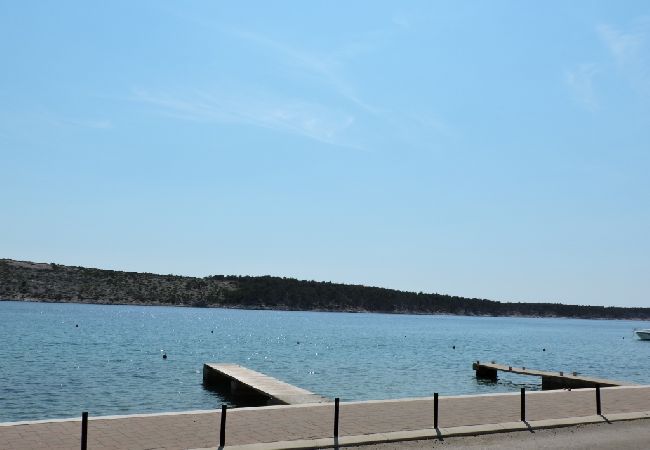 Appartamento a Rab - Appartamento in Barbat con vista mare, Climatizzazione, WIFI, Lavatrice (4956-1) Appartamento a Rab - Appartamento in Barbat con vista mare, Climatizzazione, WIFI, Lavatrice (4956-1)