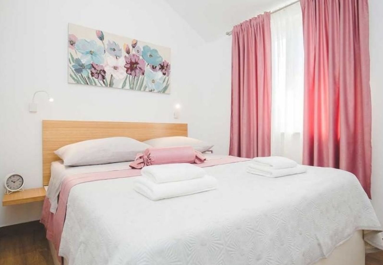 Appartamento a Supetar - Appartamento in San Pietro della Brazza (Supetar) con vista mare, balcone, Climatizzazione, WIFI (4998-1)