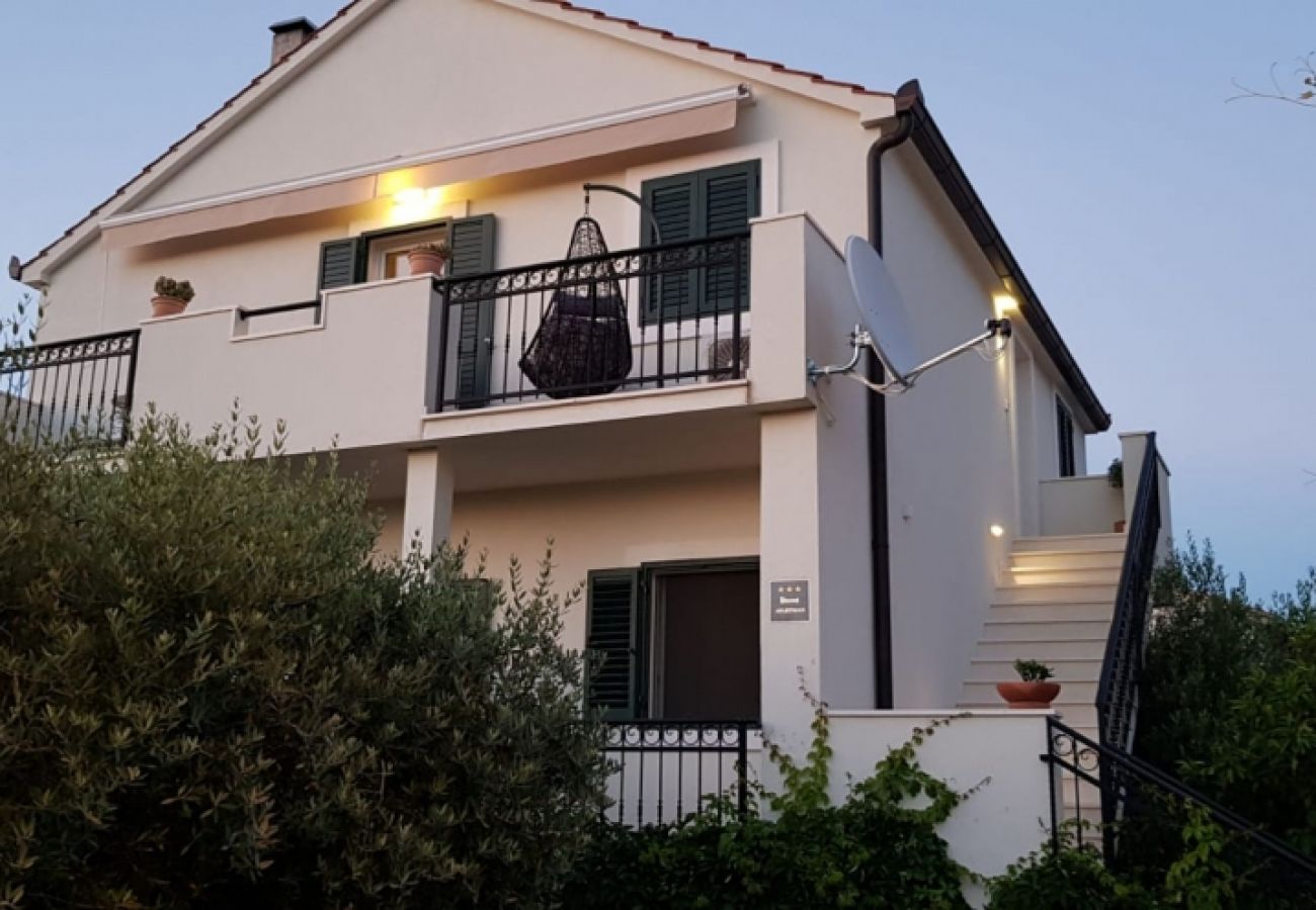 Appartamento a Supetar - Appartamento in San Pietro della Brazza (Supetar) con vista mare, balcone, Climatizzazione, WIFI (4998-1)