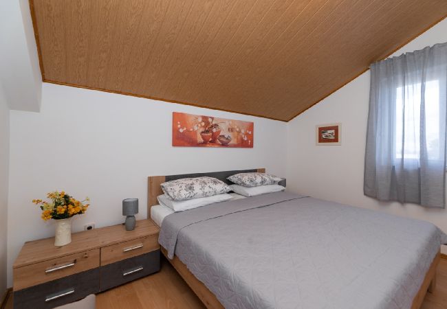 Appartamento a Supetar - Appartamento in San Pietro della Brazza (Supetar) con vista mare, terrazzo, Climatizzazione, WIFI (3553-3) Appartamento a Supetar - Appartamento in San Pietro della Brazza (Supetar) con vista mare, terrazzo, Climatizzazione, WIFI (3553-3)