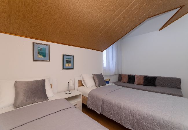 Appartamento a Supetar - Appartamento in San Pietro della Brazza (Supetar) con vista mare, terrazzo, Climatizzazione, WIFI (3553-3) Appartamento a Supetar - Appartamento in San Pietro della Brazza (Supetar) con vista mare, terrazzo, Climatizzazione, WIFI (3553-3)