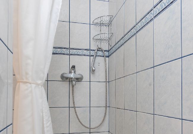 Appartamento a Supetar - Appartamento in San Pietro della Brazza (Supetar) con vista mare, terrazzo, Climatizzazione, WIFI (3553-3) Appartamento a Supetar - Appartamento in San Pietro della Brazza (Supetar) con vista mare, terrazzo, Climatizzazione, WIFI (3553-3)