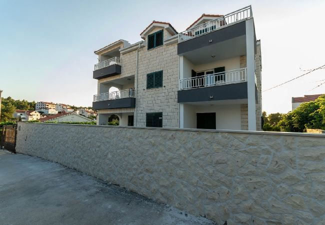 Appartamento a Supetar - Appartamento in San Pietro della Brazza (Supetar) con vista mare, terrazzo, Climatizzazione, WIFI (3553-3) Appartamento a Supetar - Appartamento in San Pietro della Brazza (Supetar) con vista mare, terrazzo, Climatizzazione, WIFI (3553-3)