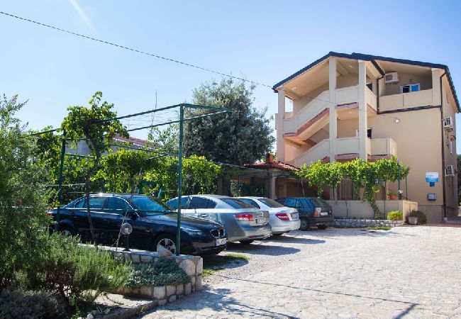 Appartamento a Lopar - Appartamento in Loparo (Lopar) con balcone, Climatizzazione, WIFI (4739-2) Appartamento a Lopar - Appartamento in Loparo (Lopar) con balcone, Climatizzazione, WIFI (4739-2)