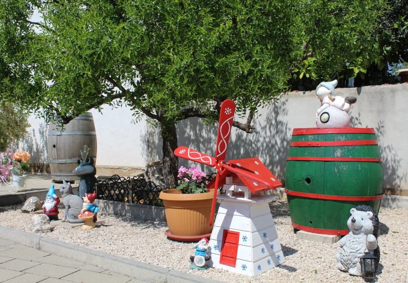 Appartamento a Tribunj - Appartamento in Trebocconi (Tribunj) con terrazzo, Climatizzazione, WIFI (5034-1)