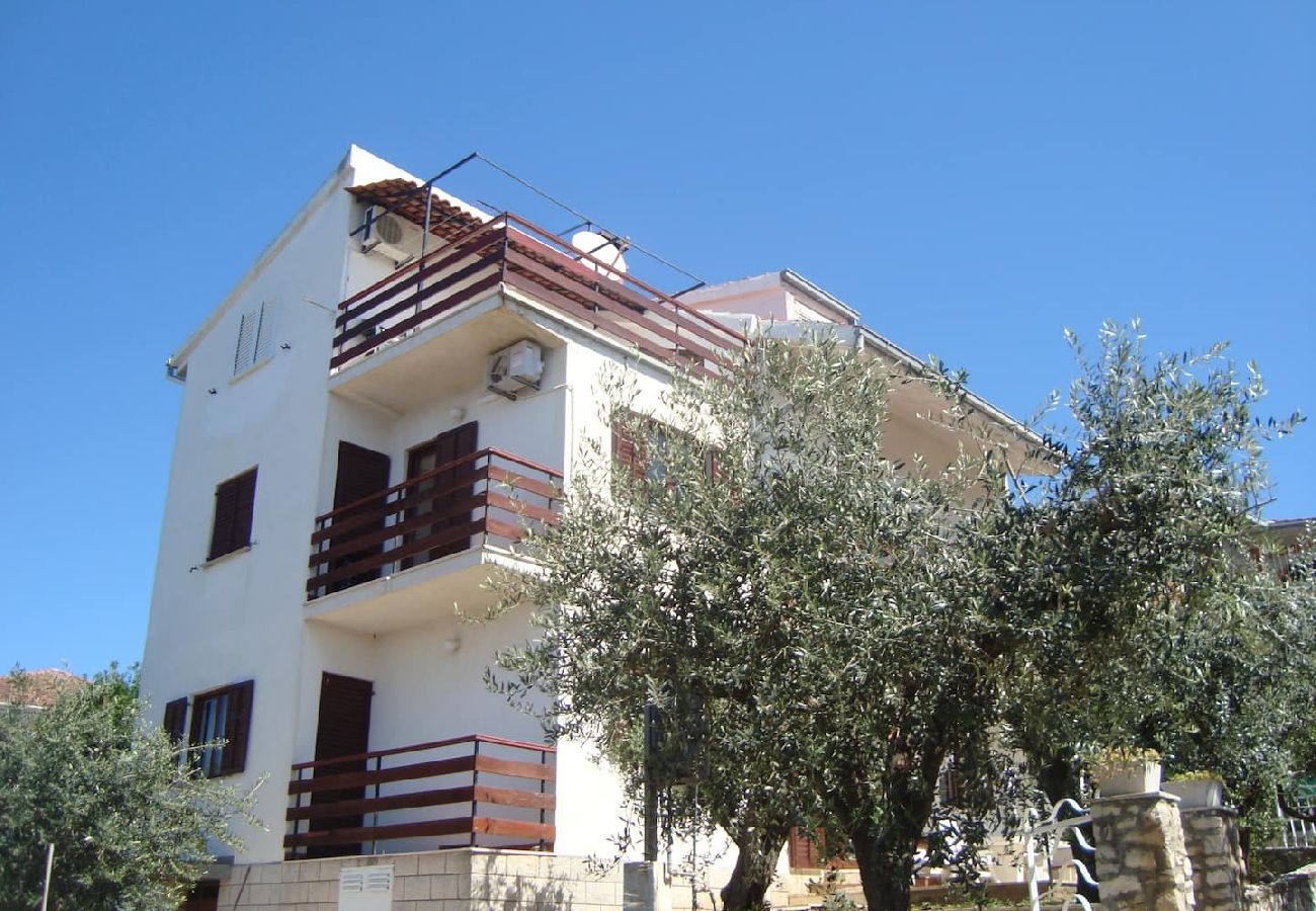 Appartamento a Okrug Gornji - Appartamento in Okrug Gornji con vista mare, terrazzo, Climatizzazione, WIFI (5045-1)