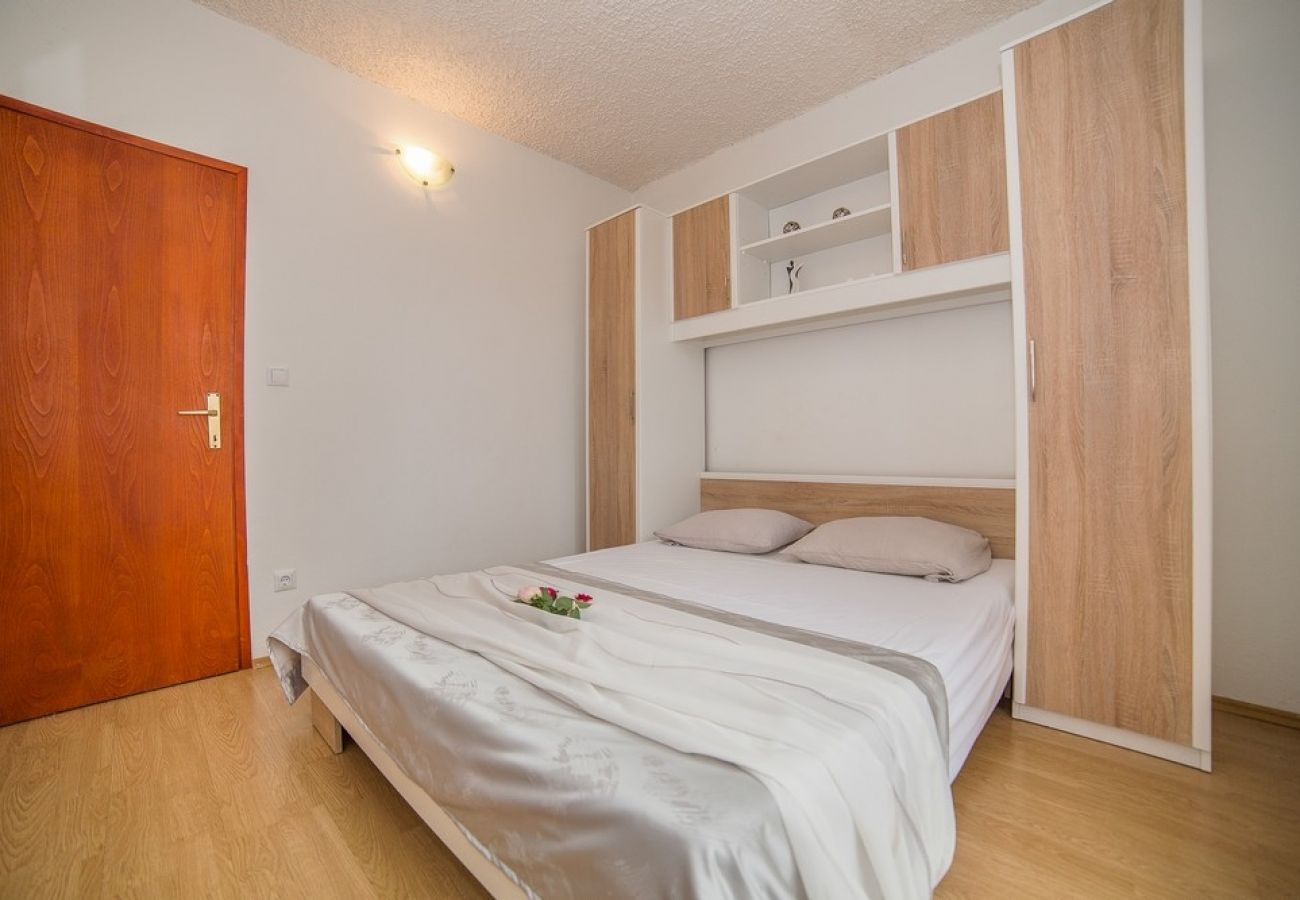 Appartamento a Okrug Gornji - Appartamento in Okrug Gornji con terrazzo, Climatizzazione, WIFI, Lavastoviglie (5048-3)