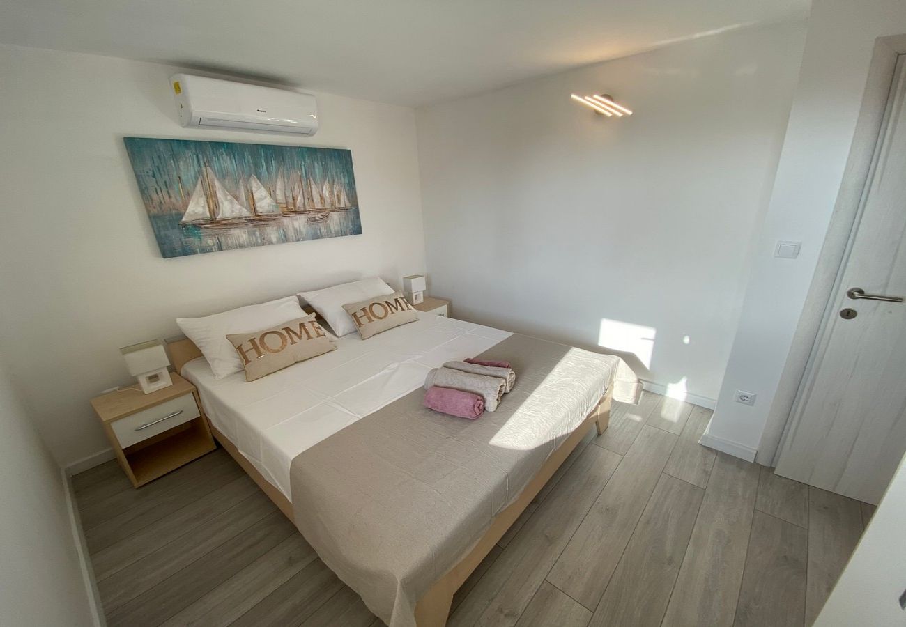 Appartamento a Okrug Gornji - Appartamento in Okrug Gornji con balcone, Climatizzazione, WIFI, Lavastoviglie (5048-1)